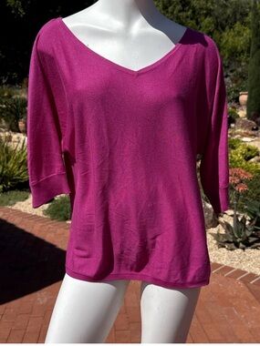 Magashoni Silk Cashmere V-neck Short Sleeve Knit Top in Fuchsia Pink